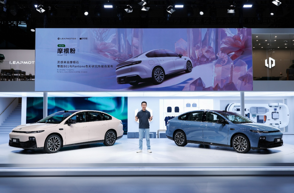 零跑携全系产品亮相2025上海车展，年轻人的高品质智能轿车B01惊艳首秀