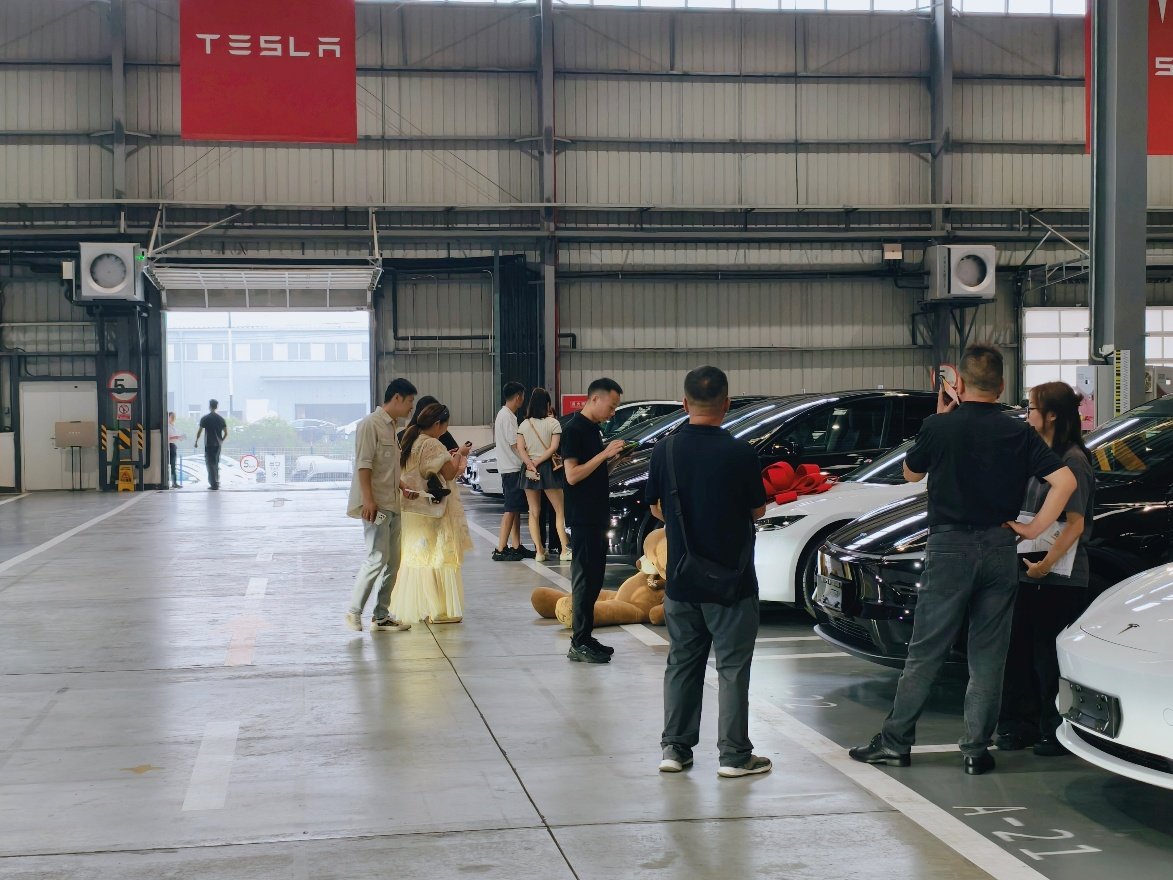 特斯拉Model Y L 正式开启交付 成都首批车主已提车