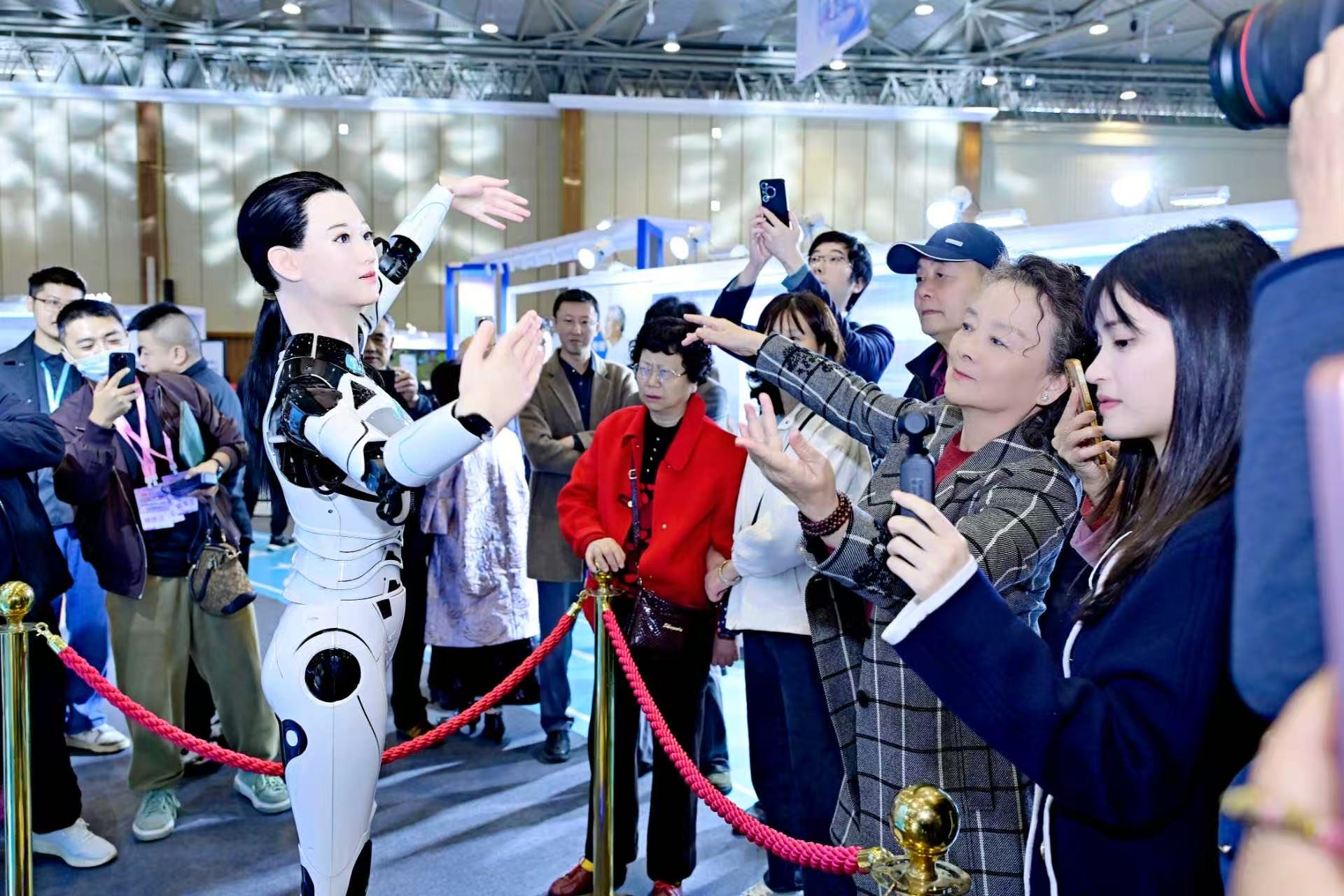 “智享未来——保姆机器人大会”成都智慧康养机器人展演在成都启幕