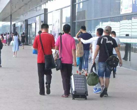 (调查组成员分批离开南昌) (调查组成员分批离开南昌)