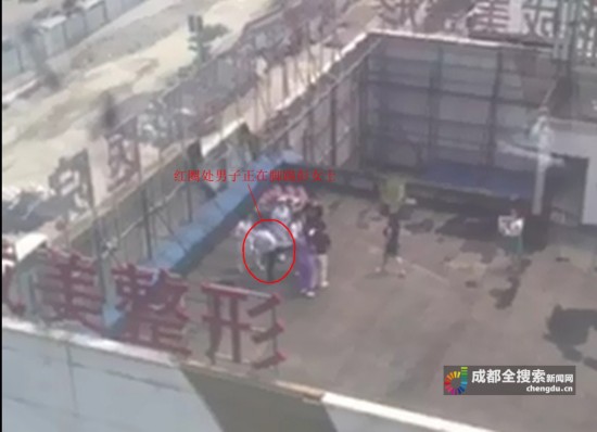 视频截图红圈中男子正在脚踢彭女士副本