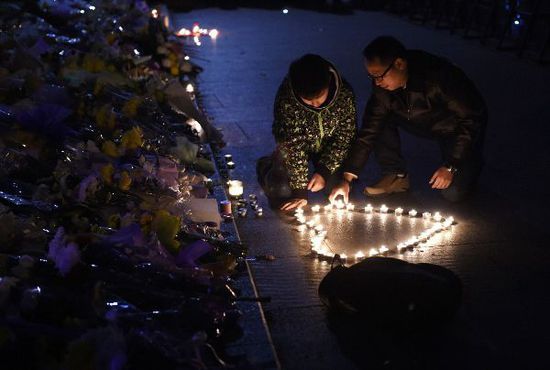 市民在陈毅广场祭奠遇难者