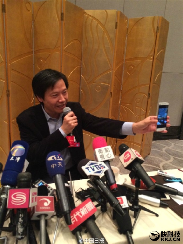 小米5两会再次抢镜!雷军说出“自拍”真相