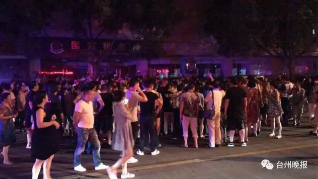 网曝郎咸平台州遭多人围堵 几十名警察维持秩序