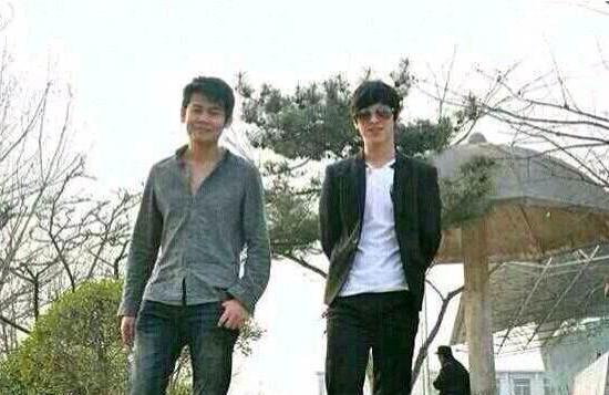 笑笑,孙亚龙,26岁,前英雄联盟ig战队的辅助,其解说细节丰富,语言幽默